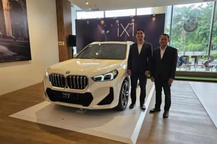 Kepala Cabang BMW Astra Surabaya, Octa Wibowo dan Kepala Bengkel Sularno, saat Peluncuran FirstEver BMW iX1 di Jawa Timur.   