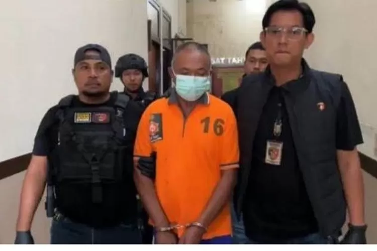 AG  67 Tahun Guru Ngaji Pelaku Pencurian emas 2,6 kilogram   Hiasan kepala Kubah Masjid Al-Huda di Kabupaten  Buru, Maluku Ditangkap (Polres Buru Maluku)