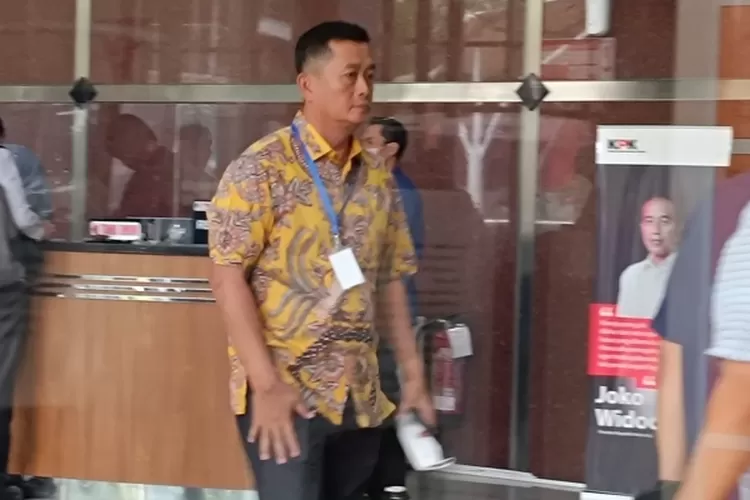 Sekretaris Daerah (Sekda) Kota Bandung Ema Sumarna penuhi panggilan KPK, kamis (14/3).