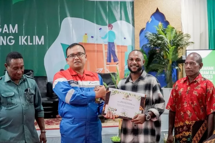 Bikin Adaptasi dan Mitigasi Perubahan Iklim, 4 Kampung Binaan Kilang Kasim Raih Penghargaan  Kementerian LHK (Media Contact   Ferdy Saputra )