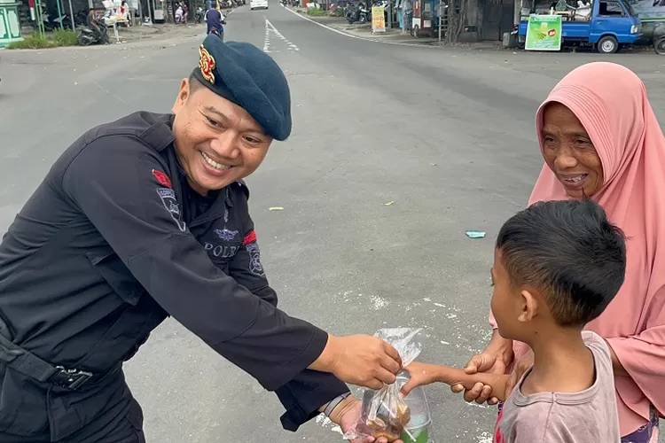 Kompi 3 Batalyon B Pelopor Satbrimob Polda NTB membagikan takjil bagi pengguna jalan di Lombok Timur (Suara Karya/Ist)