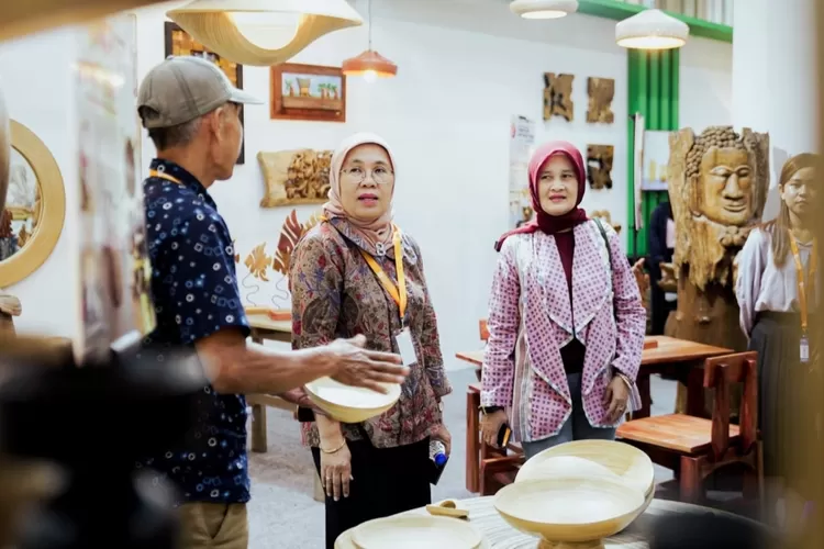 Dirjen IKMA Kemenperin Reni Yanita (kedua kiri) meninjau stan peserta pada Jogja International Furniture and Craft Fair Indonesia (Jiffina) sekaligus meminta IKM bisa menjadi trendsetter pengembangan eco lifestyle furniture dengan menciptakan produk inovatif dan ramah lingkungan (AG Sofyan)