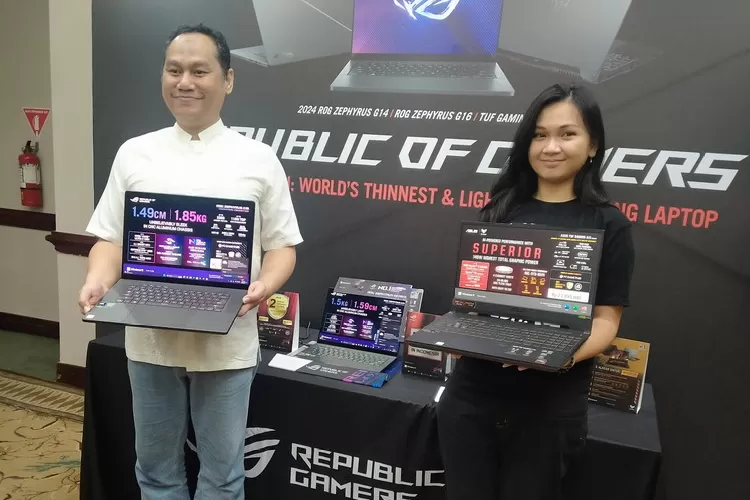 Head of PR Asus Indonesia, Muhammad Firman, dan PR Product Marketing, Nadia Tasya Soputan saat memamerkan ROG Zephyrus G14 dan G16