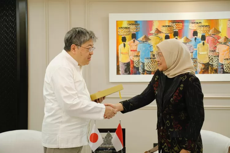 Menaker Ida Fauziyah (kanan) menerima kunjungan  Duta Besar Luar Biasa dan Berkuasa Penuh (LBBP) Jepang untuk Indonesia Yasushi Masaki (kiri). 