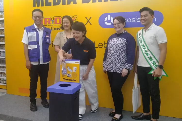 Head of Marketing MR DIY Indonesia, Ria Sutrisno (tengah) saat pengenalan Dropbox Recycle