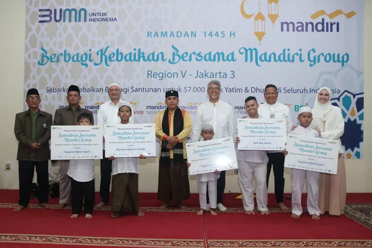 Bank Mandiri Regional V/ Jakarta 3 memberikan bingkisan ramadan kepada kurang lebih 750 anak yatim, difabel, lansia dan dhuafa di wilayah Jagakarsa sebagai bentuk empati dan momen untuk menempa kepekaan sosial karyawan di bulan Ramadan 1445 H.  (Ist)