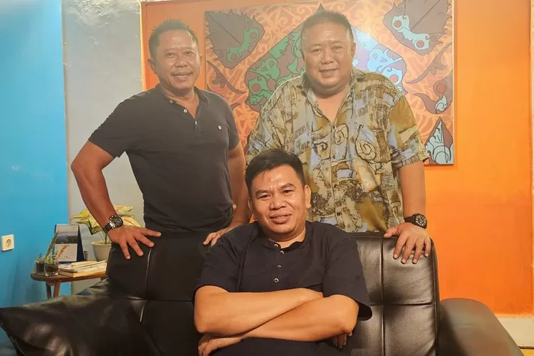 Direktur M16 NTB, Bambang Mei Finarwanto (kanan) dan pengurus Mi6 (Suara Karya/Ist)
