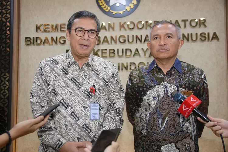 Deputi Bidang Koordinasi Peningkatan Kesejahteraan Sosial Kemenko PMK Nunung Nuryartono (kiri) dan Ketua Dewan Jaminan Sosial Nasional (DJSN) Agus Suprapto (kanan). 