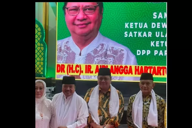 Ketua Umum Satkar Ulama Indonesia Dr Idris Laena (kedua kiri) memberikan apresiasi tinggi kepada Ketua Umum Partai Golkar Airlangga Hartarto yang telah berprestasi gemilang memberikan kebangkitan dan kemenangan Golkar dalam Pemilu 2024 dan mendorong untuk kembali memimpin Golkar ke depan (AG Sofyan) (AG Sofyan)