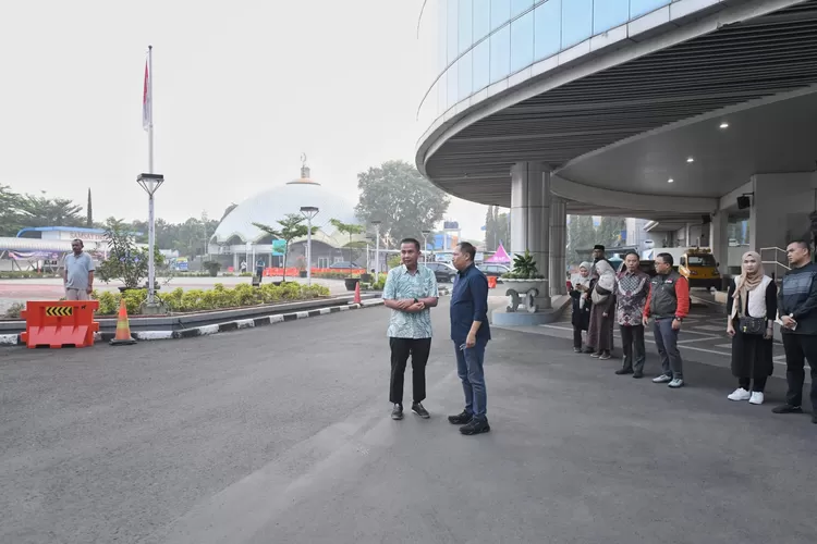 Pemerintah Daerah Provinsi Jawa Barat akan menerapkan konsep Friday Car Free alias hari bebas kendaraan setiap Jumat di lingkungan Gedung Sate, Kota Bandung.