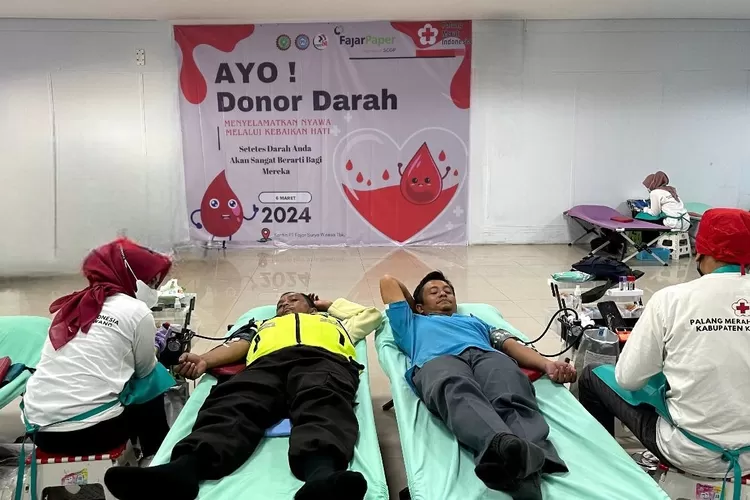Fajar Paper menggelar kegiatan donor darah dalam rangka menyambut Bulan Suci Ramadhan 1445 Hijriah bersama karyawan dan vendor. (FOTO: Humas Fajar Paper)