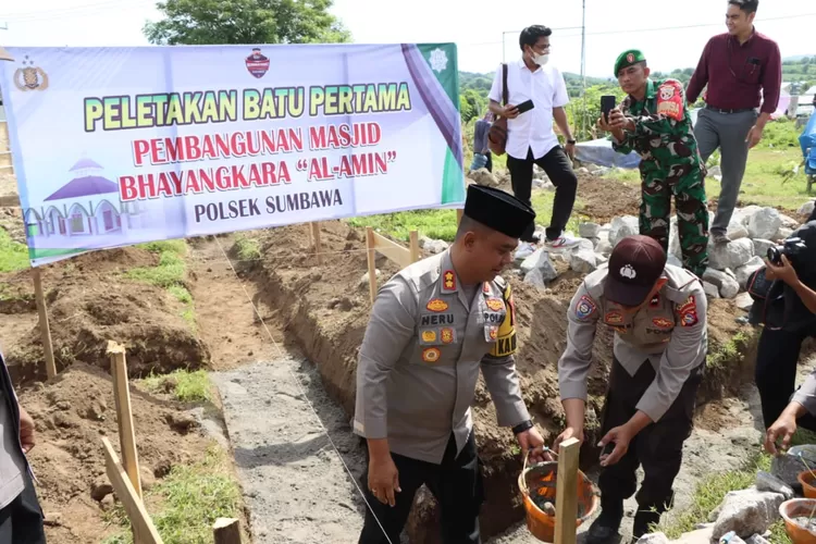 Kapolres Sumbawa meletakkan batu pertama pembangunan Masjid Bhayangkara (Suara Karya/Ist)