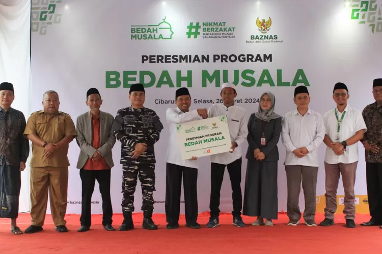 Kiai Achmad  Sudrajat saat meresmikan Mushola Nurul Hidayah Cibarusah, Bekasi, Jawa Barat, Selasa (26/3/2024).