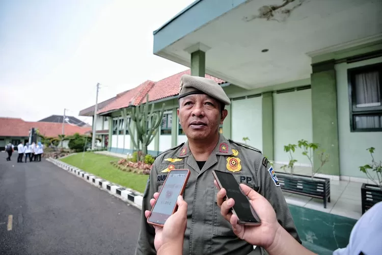 Kepala Satpol PP Kota Bandung, Rasdian Setiadi mengatakan Satpol PP siap menindak tegas hingga dilakukan penutupan atas usaha tempat hiburan malam yang melanggar jam operasional selama bulan Ramadan.
