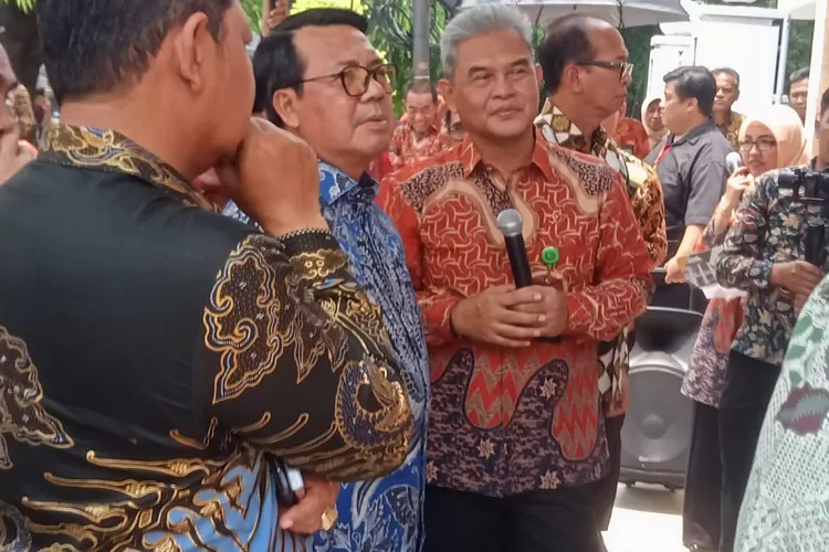 Ketua MA Syarifuddin mendengarkan penjelasan Ketua PT DKI Jakarta Herri Swantoro mengenai perbaikan-perbaikan yang mereka lakukan selama beberapa tahun terakhir.