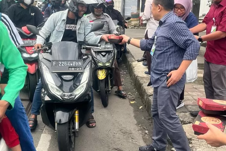 BPJamsostek Jakarta Mampang bagikan takjil. 