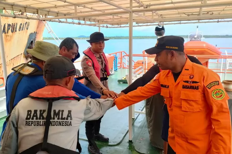 Personel Bakamla RI bersama Tim SAR gabungan cari ABK kapal terjatuh di Perairan Kei Besar. Foto: Humas Bakamla RI