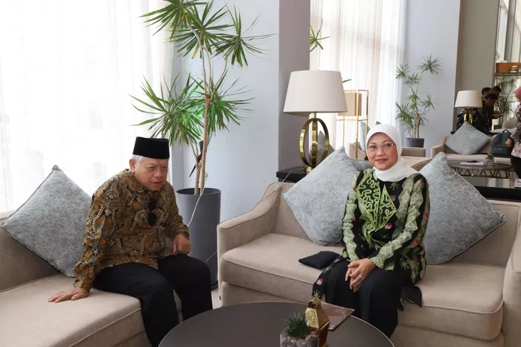 Menaker Ida Fauziyah (kanan) dan Dubes Indonesia untuk Arab Saudi Abdul Aziz Ahmad (kiri) 