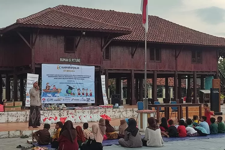 Anak-anak serius mengikuti ceramah menjelang buka puasa di Rumah Si Pitung Marunda, Jakarta Utara.