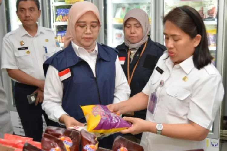 Pemeriksaan bahan pangan oleh BBPOM dan instansi terkait di DKI Jakarta untuk memeriksa  bahan pangan olahan, menjelang Idul Fitri.