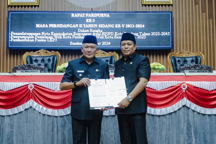 Penjabat Wali Kota Bandung, Bambang Tirtoyuliono saat menyampaikan Laporan Keterangan Pertanggungjawaban (LKPJ) tahun 2023 pada Sidang Paripurna di Gedung DPRD Kota Bandung, Kemarin ini.