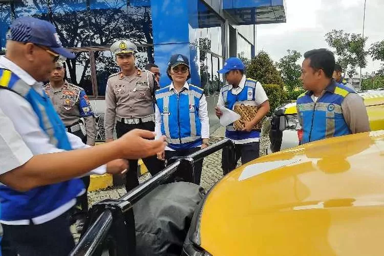 Direktur PT JSN dan jajarannya memeriksa kesiapan kendaraan untuk operasional saat arus Lebaran di Jalan Tol Solo Ngawi (Endang Kusumastuti)