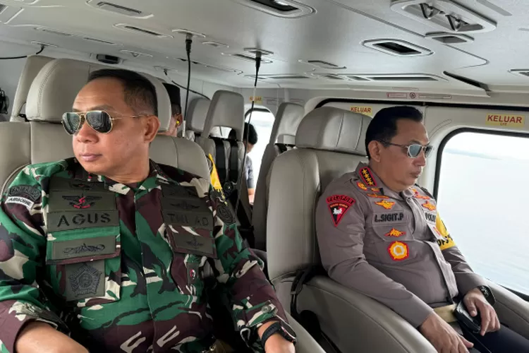 Panglima TNI Jenderal TNI Agus Subianto dan Kapolri Jenderal Pol Listyo Sigit Prabowo memantau arus mudik dari udara  (Humas Polri )
