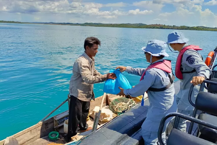 Jelang Idul Fitri, Pangkalan Bakamla Batam Bagikan Sembako Untuk Para Nelayan. Foto: Bakamla RI