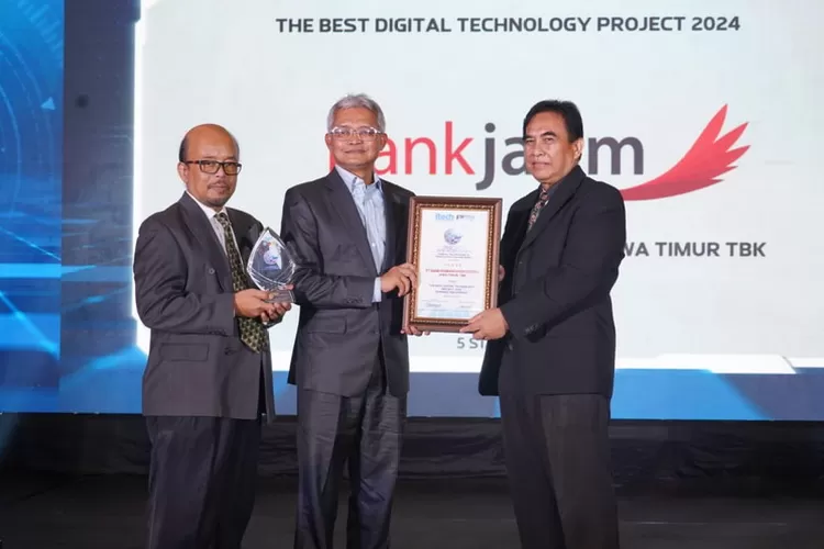 Tiga penghargaan yang diboyong Bank Jatim di ajang Digital Technology &amp; Innovation Awards 2024