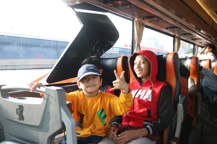 Penyandang disabilitas tuna netra bersukacita mengikuti program mudik gratis Jakarta - Solo yang dilaksanakan Baznas Bazis DKI dilepas Sekda Provinsi DKI Joko Agus Setiyono, di Monas, Kamis (4/4/2024).