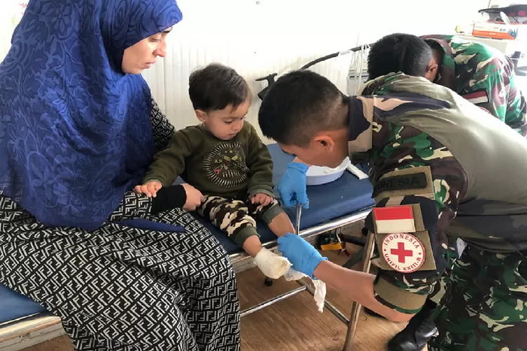 Pasukan Perdamaian dari Satgas Yonmek TNI Konga XXIII-R UNIFIL buka layanan Kesehatan untuk masyarakat Lebanon. Foto: Puspen TNI