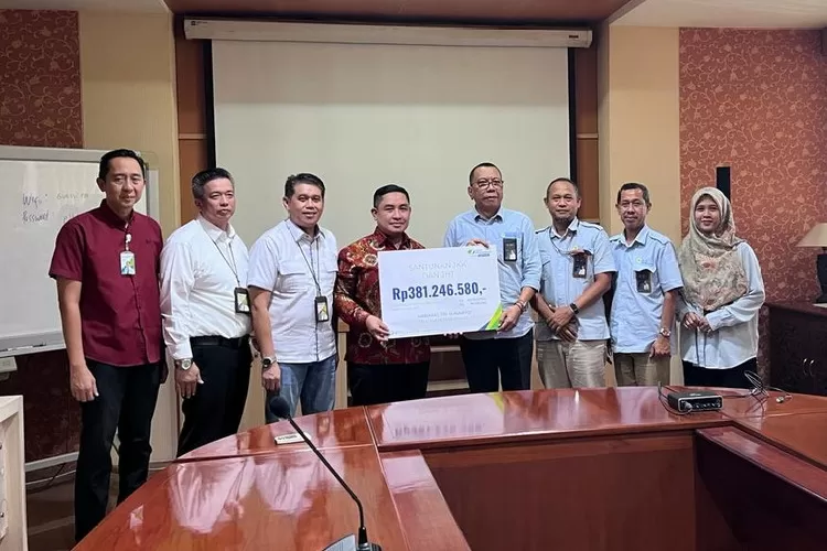 Santunan BPJS Ketenagakerjaan saat diserahkan di PLN Nusantara Power