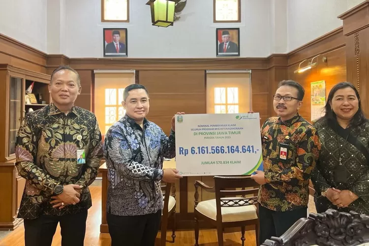 Dewas BPJS Ketenagakerjaan, Agung Nugroho didampingi Kakanwil Jawa Timur Hadi Purnomo saat bertemu Asisten I Setdaprov Jatim (kanan)