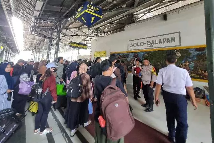 Kedatangan penumpang KA di hari kedua Lebaran di Stasiun wilayah Daop 6 Yogyakarta masih tinggi (Istimewa)