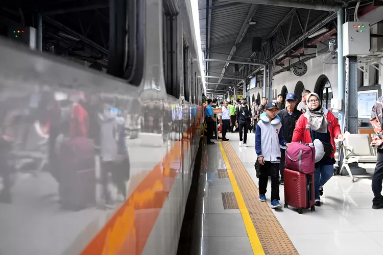 Angkutan umum kereta api tercatat sebagai pengangkut pemudik terbanyak Lebaran 2024.