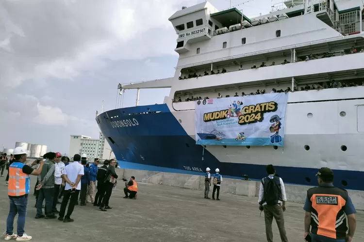 Ribuan pemotor berikut kendaraannya balik dari Semarang ke Jakarta menggunakan kapal laut.