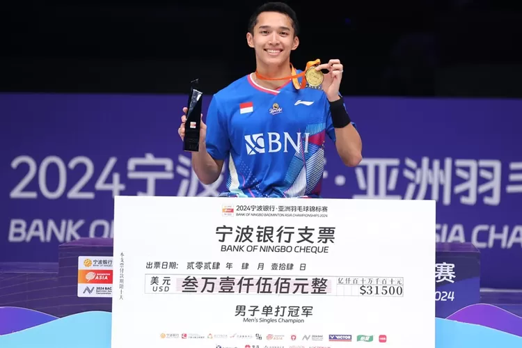 Jonatan Christie naik podium juara tunggal putra Kejuaraan Bulutangkis Asia 2024 usai mengalahkan Li Shi Feng di final dengan 21 - 15, 21 - 16.