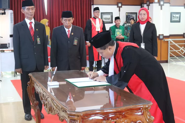 Ketua PT DKI Jakarta Herri Swantoro lantik Ketua PN Jakarta Pusat. k 