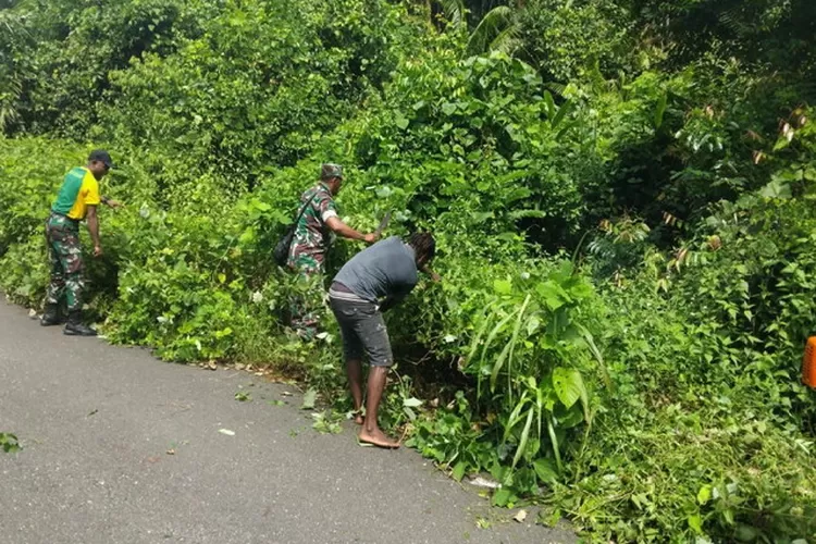 Peduli lingkungan, Babinsa Mapurujaya bersama warga gelar kerja bakti bersihkan jalan. Foto: Pen Kodim 1710 Mimika
