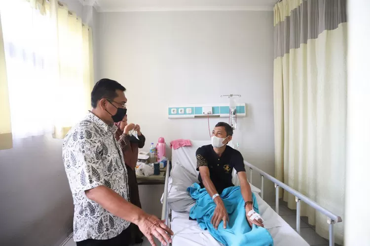 Ketua DPRD Kota Bandung, H. Tedy Rusmawan A.T., M.M., melaksanakan monitoring kasus Demam Berdarah Dengue (DBD), di Rumah Sakit Umum Daerah (RSUD) Kota Bandung, kemarin ini. Nuzon/Humpro DPRD Kota Bandung.