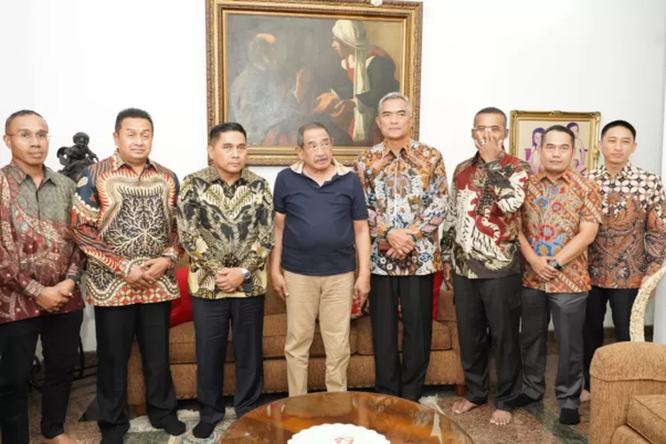 Kapolda Metro Jaya Irjen Karyoto didampingi sejumlah pejabat Polda silaturahmi di kediaman Jenderal Purn S Bimantoro di kediaman Cibubur Jakarta Timur. (Istimewa )