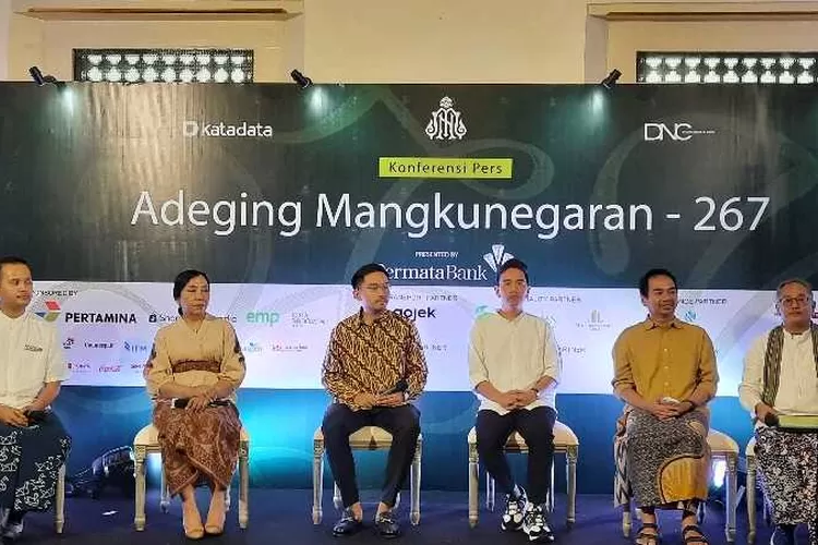KGPAA Mangkunegara X dan Wali Kota Solo Gibran Rakabuming bersama sejumlah narasumber lain saat konferensi pers Adeging Mangkunegaran (Endang Kusumastuti)