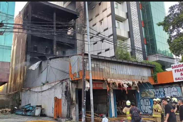 Ruko yang bakar di Mampang Prapatan  sudah dapat didinginkan di Jalan Mampang Prapatan, Jakarta Selatan, tujuh orang korban sudah dievakuasi, Jumat (19/4/2024).