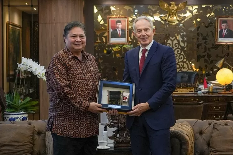 Menteri Koordinator Bidang Perekonomian Airlangga Hartarto menerima kunjungan mantan Perdana Menteri Inggris Tony Blair di kantor Kemenko Perekonomian, Jumat (19/4/2024). (ekon.go.id)