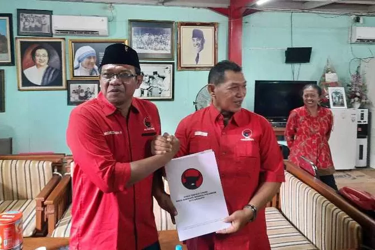 Mantan wartawan nasional Muchus Budi Rahayu saat mendaftar ke DPC PDI P untuk balon wakil wali kota (Endang Kusumastuti)