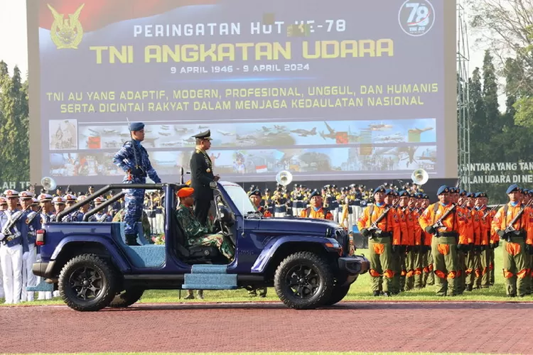 Panglima TNI Jenderal TNI Agus Subiyanto Pimpin Upacara HUT Ke-78 TNI AU. Foto: Puspen TNI