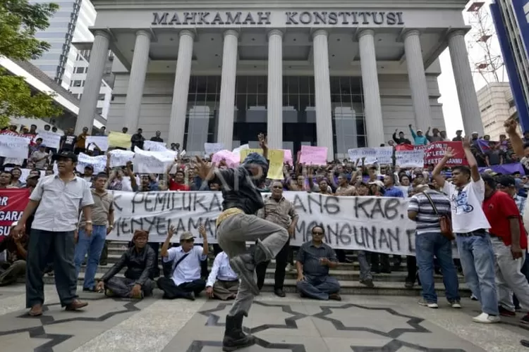 Unjuk rasa di depan kantor MK di Jalan Merdeka Barat, Jakarta Pusat terkait sengketa Pilpres.