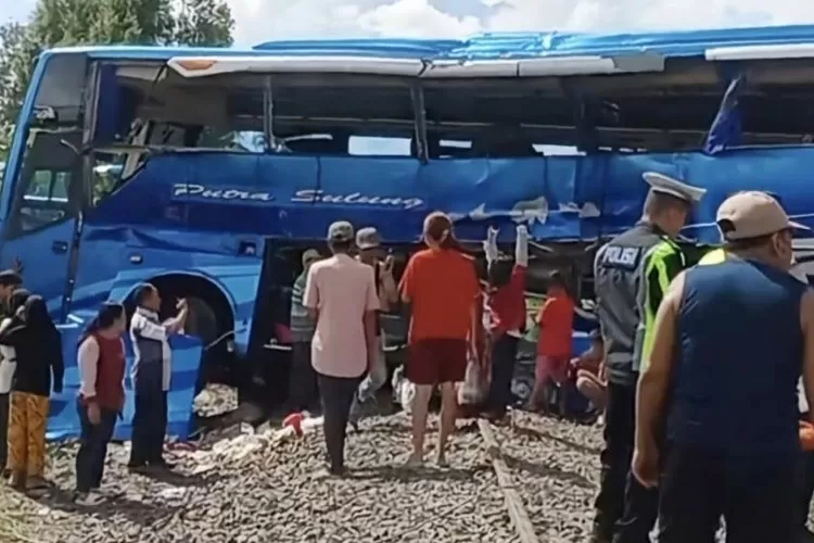 Kecelakaan bus dengan kereta api di Kota Baru, OKU Timur.