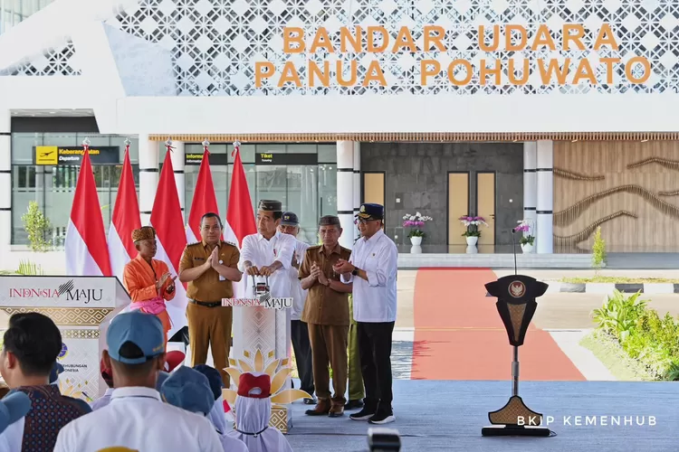 Presiden Jokowi saat resmikan Bandara Panua Pohuwato.