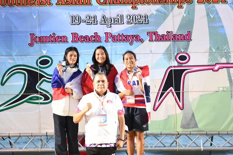 Wakil Ketua Umum Pengurus Pusat Modern Petathlon Indonesia (PP MPI), Hifni Hasan menyerahkan medali untuk kategori triathle putri Southeast Asian Championships 2024 di Pattaya, Thailand. (Humas PP MPI)